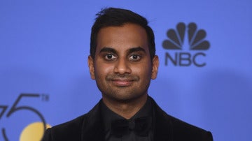 Aziz Ansari con su premio por 'Master of None'