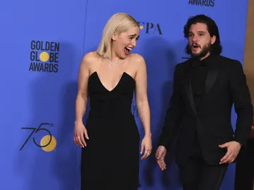 Emilia Clarke se parte de risa Emilia Clarke se parte de risa