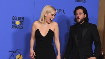 Emilia Clarke se parte de risa