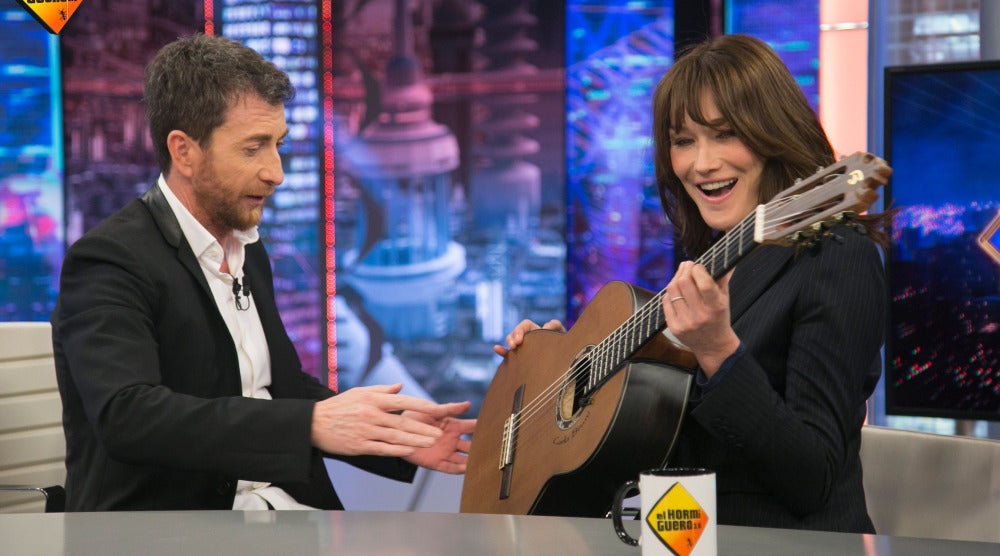 Carla Bruni se lanza a cantar su éxito
