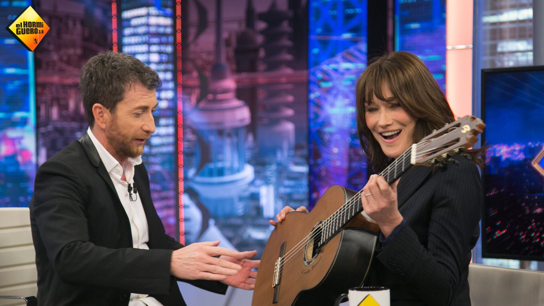 Carla Bruni se lanza a cantar su &eacute;xito