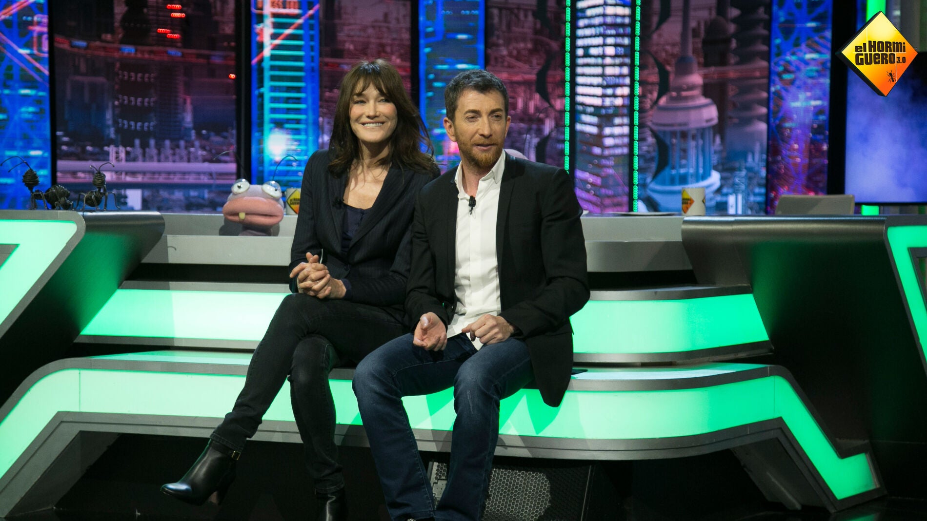 Una talentosa Carla Bruni supera la prueba de los gemelos