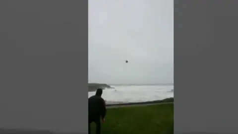 Un futbolista 'hace paredes' con un huracán Un futbolista 'hace paredes' con un huracán