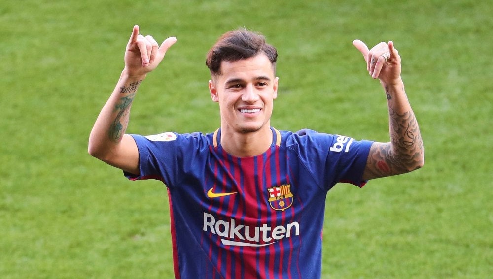 Philippe Coutinho posa sonriente en su presentación con el Barça