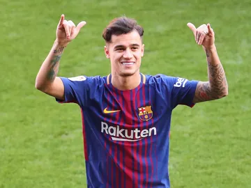 Philippe Coutinho posa sonriente en su presentación con el Barça Philippe Coutinho posa sonriente en su presentación con el Barça
