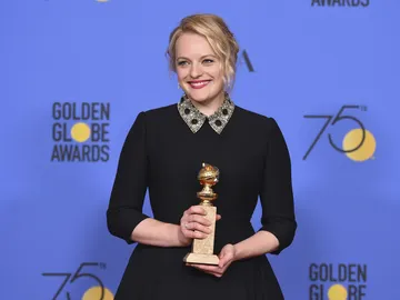 Elisabeth Moss con su premio por 'El Cuento de la Criada' Elisabeth Moss con su premio por 'El Cuento de la Criada'