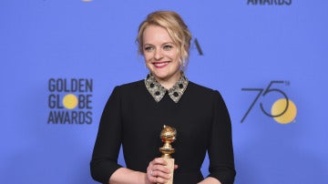 Elisabeth Moss con su premio por 'El Cuento de la Criada'