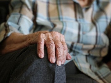 Plano detalle de la mano de una persona mayor de 60 años