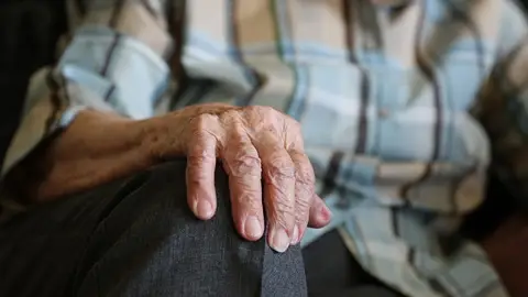 Plano detalle de la mano de una persona mayor de 60 años Plano detalle de la mano de una persona mayor de 60 años
