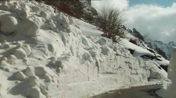 La respuesta del 112 a siete jóvenes atrapados en El Angliru sin abrigo: "El que está sin ropa que se quede en el coche"