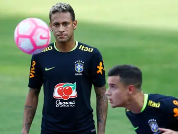 Coutinho y Neymar, en un entrenamiento con la selección de Brasil Coutinho y Neymar, en un entrenamiento con la selección de Brasil