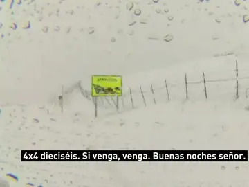 La respuesta del 112 a siete jóvenes atrapados en El Angliru sin abrigo: "El que está sin ropa que se quede en el coche" La respuesta del 112 a siete jóvenes atrapados en El Angliru sin abrigo: "El que está sin ropa que se quede en el coche"