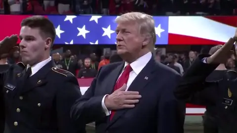 Trump asiste a la final de liga universitaria de fútbol en medio de polémica Trump asiste a la final de liga universitaria de fútbol en medio de polémica