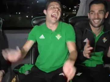 Joaquín, contando un chiste en el autobús Joaquín, contando un chiste en el autobús