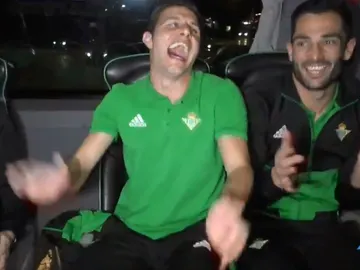 Joaquín, contando un chiste en el autobús Joaquín, contando un chiste en el autobús