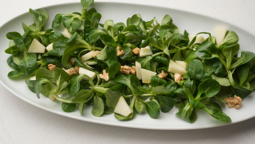 Ensalada de canónigos, manzana y nueces