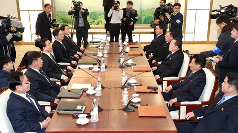 Integrantes de Corea del Norte y Corea del Sur en la reunión Integrantes de Corea del Norte y Corea del Sur en la reunión
