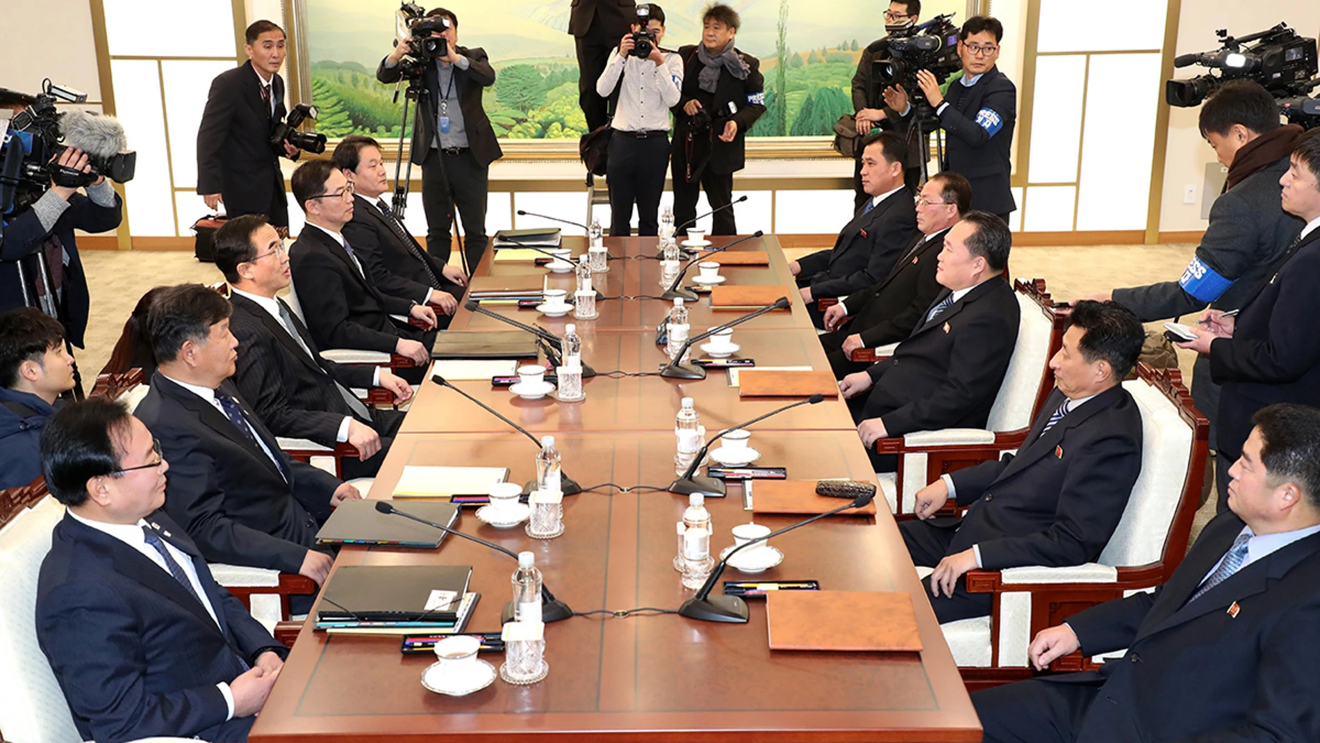 Integrantes de Corea del Norte y Corea del Sur en la reunión Integrantes de Corea del Norte y Corea del Sur en la reunión