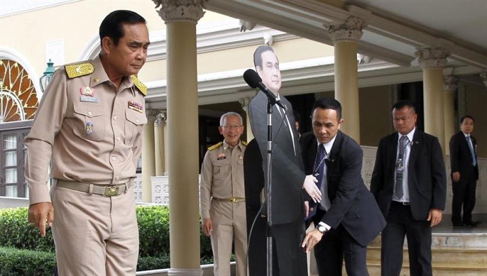 El jefe de la junta militar de Tailandia coloca un "doble" de cartón para no responder a la prensa