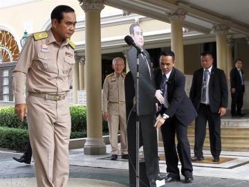 El jefe de la junta militar de Tailandia coloca un "doble" de cartón para no responder a la prensa