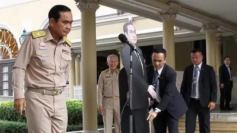 El jefe de la junta militar de Tailandia coloca un "doble" de cartón para no responder a la prensa El jefe de la junta militar de Tailandia coloca un "doble" de cartón para no responder a la prensa