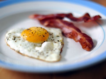 Huevos con bacon, ¿el desayuno ideal para perder pedo? Huevos con bacon, ¿el desayuno ideal para perder pedo?