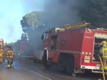 Ingresado un hombre por inhalación de humo tras incendiarse su casa en Sant Andreu de Llavaneres