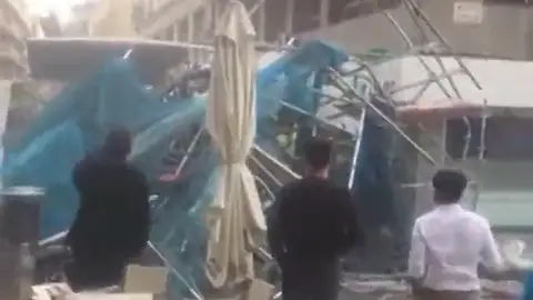Se desploma un andamio de obra en el centro de Alicante sin causar víctimas Se desploma un andamio de obra en el centro de Alicante sin causar víctimas