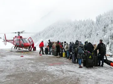 Un grupo de turistas durante el traslado en helicóptero Un grupo de turistas durante el traslado en helicóptero
