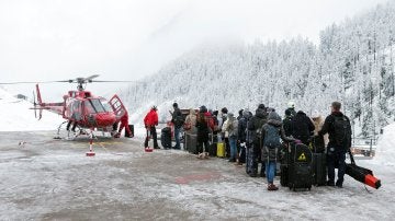 Un grupo de turistas durante el traslado en helicóptero