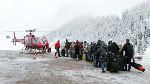 Un grupo de turistas durante el traslado en helicóptero Turistas esperan al traslado en helicóptero hasta Raron, en Zermatt