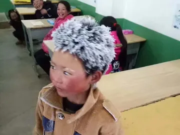 La imagen del niño con el pelo congelado La imagen del niño con el pelo congelado