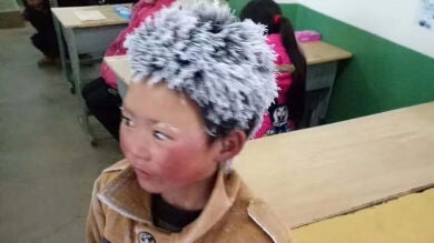 La imagen de un niño chino con el pelo completamente congelado conmueve a las redes sociales