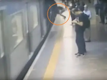 Momento en el que la mujer fue empujada Momento en el que la mujer fue empujada