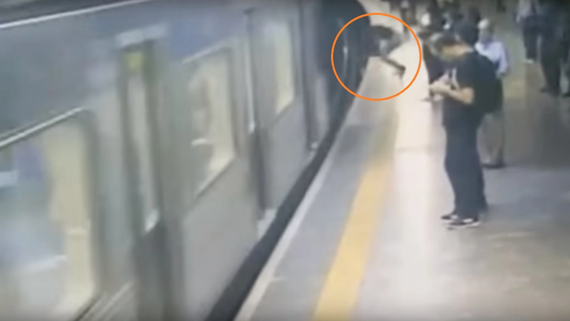 Momento en el que la mujer fue empujada Momento en el que la mujer fue empujada