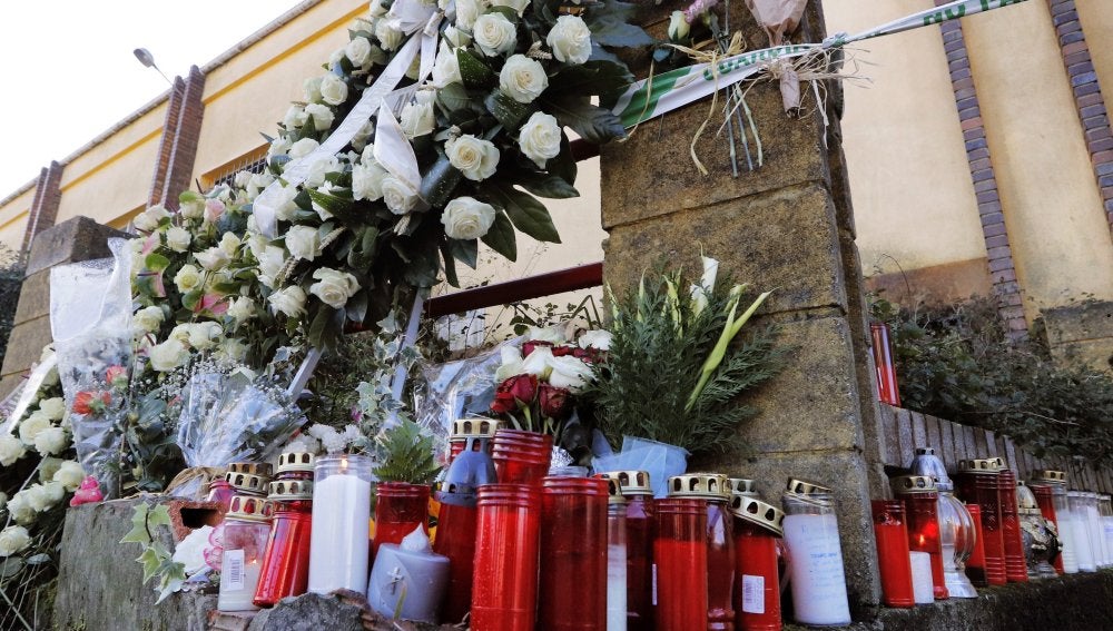 Coronas y velas que continúan llegando al altar improvisado
