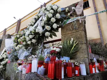 Coronas y velas que continúan llegando al altar improvisado Coronas y velas que continúan llegando al altar improvisado