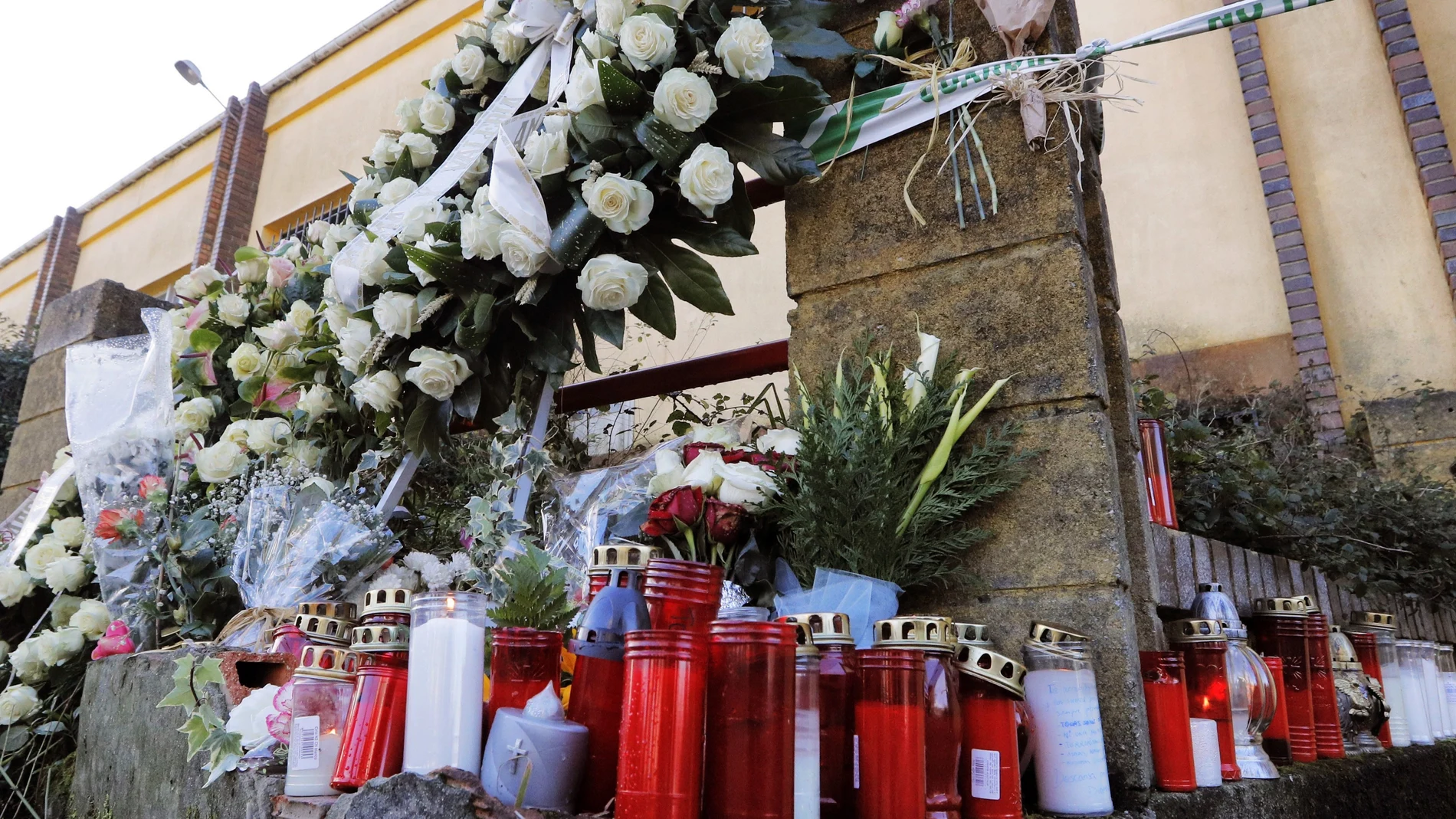 Coronas y velas que continúan llegando al altar improvisado Coronas y velas que continúan llegando al altar improvisado