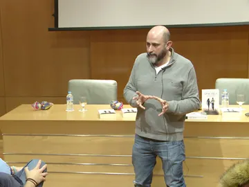 Miguel Sáez Carral responde a las preguntas de los fans de 'Apaches' tras ver el primer capítulo Miguel Sáez Carral responde a las preguntas de los fans de 'Apaches' tras ver el primer capítulo