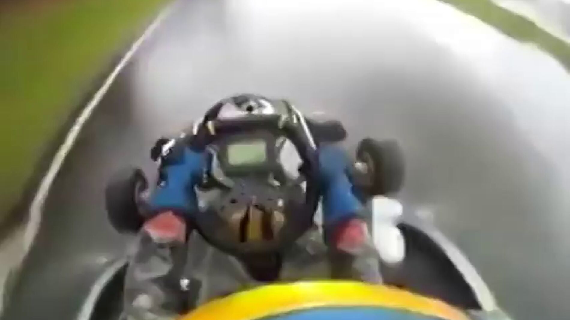 Fernando Alonso, m&aacute;s 'magic' que nunca: Demostraci&oacute;n magistral de pilotaje con un kart y bajo la lluvia