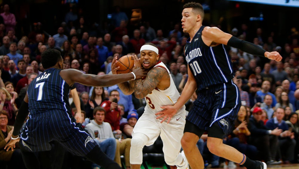 Isaiah Thomas intenta avanzar ante la defensa de los Magic