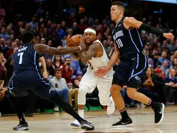 Isaiah Thomas intenta avanzar ante la defensa de los Magic Isaiah Thomas intenta avanzar ante la defensa de los Magic