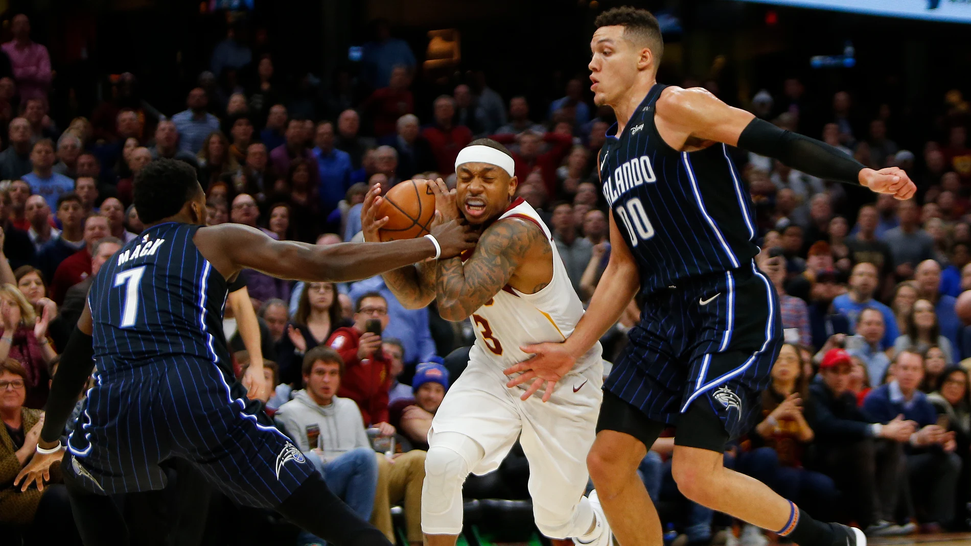Isaiah Thomas intenta avanzar ante la defensa de los Magic Isaiah Thomas intenta avanzar ante la defensa de los Magic