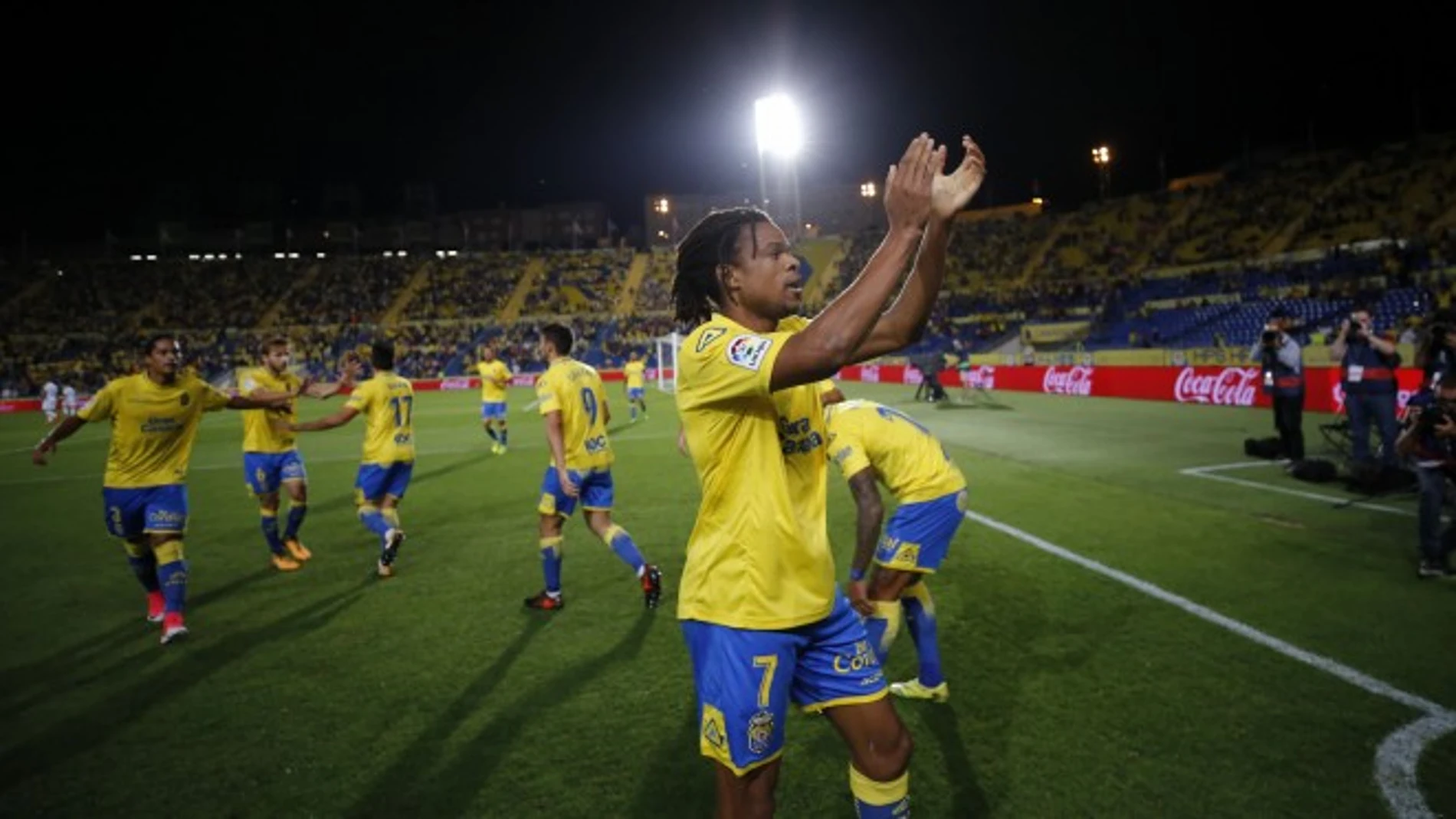 Remy celebra un gol con la afición de Las Palmas Remy celebra un gol con la afición de Las Palmas