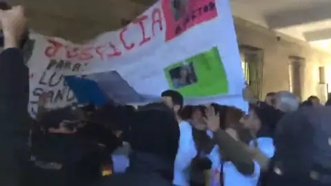 Decenas de personas reciben al grito de "asesinos" a los detenidos por el triple crimen de Dos Hermanas Decenas de personas reciben al grito de "asesinos" a los detenidos por el triple crimen de Dos Hermanas