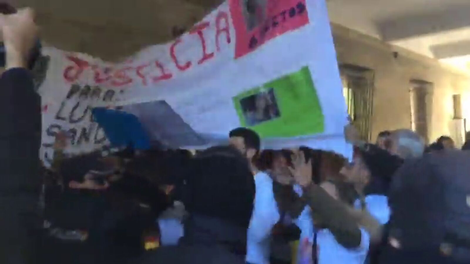 Decenas de personas reciben al grito de 