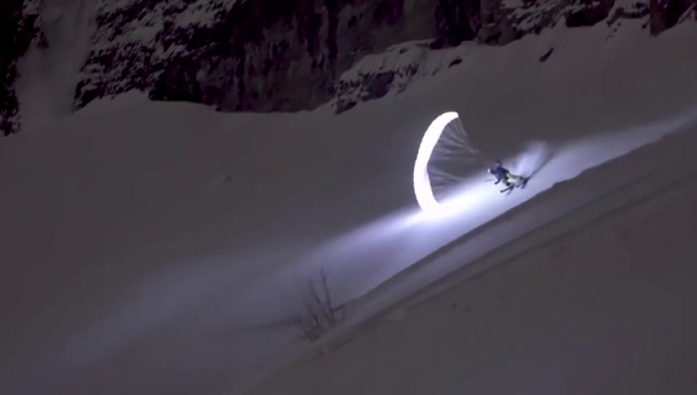 La Luciernaga de los Alpes es un parapentista francés que desafía a la noche
