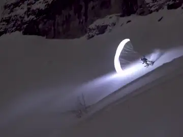 La Luciernaga de los Alpes es un parapentista francés que desafía a la noche La Luciernaga de los Alpes es un parapentista francés que desafía a la noche