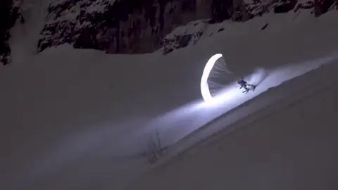 La Luciernaga de los Alpes es un parapentista francés que desafía a la noche La Luciernaga de los Alpes es un parapentista francés que desafía a la noche