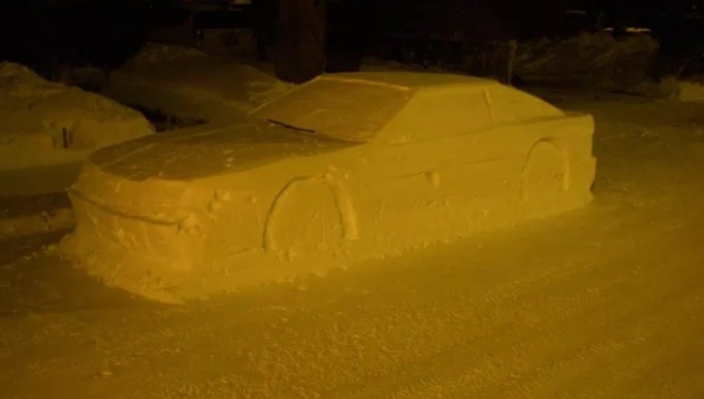 Un hombre engaña a la policía con un coche hecho de nieve